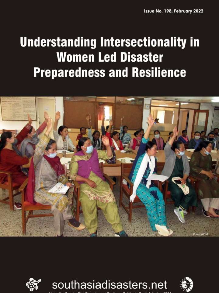 Cover of the issue: women raising their hands in a seminar setting